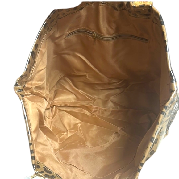 GIVEAWAY Leopard Print Tote Bag with White Accents - Picture 4 of 4